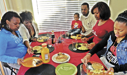 Photographer captures black families at the dinner table : Las Vegas